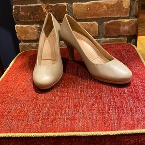 Naturalizer Michelle taupe leather pumps